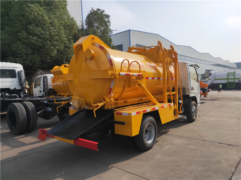 東風(fēng)4方5方餐廚垃圾車(圓罐)